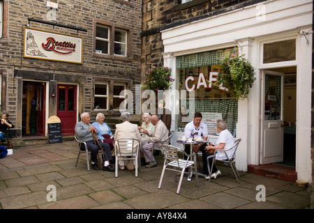 Le centre-ville de Holmfirth Yorkshire UK Last of the Summer Wine clients assis dehors les PEID Cafe Banque D'Images