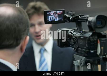 Leader Libdem Nick Clegg MP d'être interviewé à Sheffield Banque D'Images