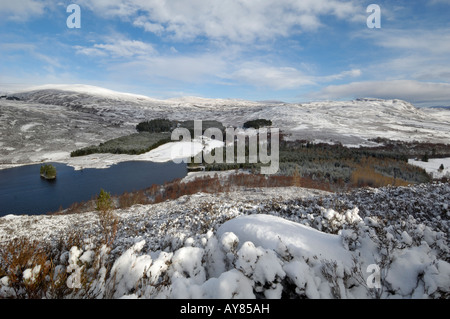 Loch Gynack et highlands en hiver, de Creag Bheag, près de Kingussie, Highlands, Scotland Banque D'Images