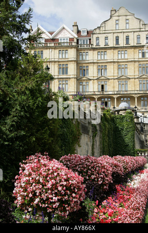 Ville de Bath, en Angleterre. Fleurissement à Bath's Parade Gardens avec l'Hôtel Empire en arrière-plan. Banque D'Images