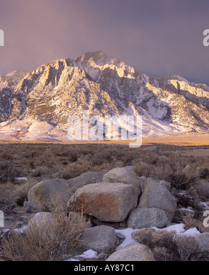 Pic de Lone Pine et rochers au lever du soleil l'Est de la Sierra en Californie USA Banque D'Images