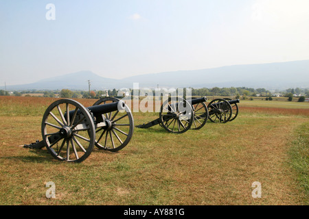 Union européenne cannon alignés sur la colline donnant sur le domaine de la Chaussures perdues, New Market Battlefield State Historical Park, en Virginie. Banque D'Images