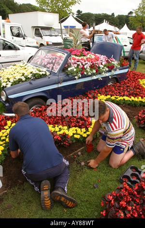 Knutsford Cheshire UK Tatton Hall RHA Flower Show Royal Vale au personnel de préparer leur lit voiture abandonnée feature