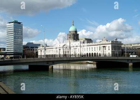 Le Custom House qui date de 1791 et la rivière Liffey Dublin Ireland au premier plan id l'Talbot Memorial Bridge Banque D'Images