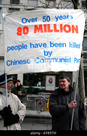 Les manifestants anti-bannière avec la Chine à Londres au relais du flambeau olympique Banque D'Images