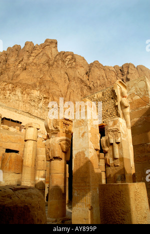 Le temple funéraire de la reine Hatshepsout en Egypte avec des statues de déesse Hathor Banque D'Images