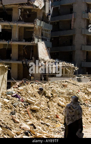 Woman walking in a détruit le Hezbollah à Beyrouth, Liban Banque D'Images