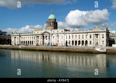 Le Custom House qui date de 1791 et la rivière Liffey Dublin Ireland Banque D'Images