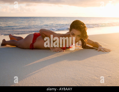 Belle jeune femme à la plage au lever du soleil dans la région de Lanikai beach Oahu Hawaii Banque D'Images