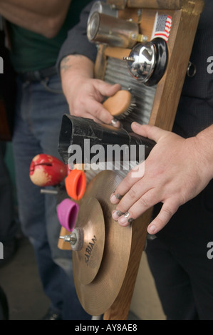 Vue détaillée de mans mains jouant des cymbales washboard et cloches attaché Banque D'Images