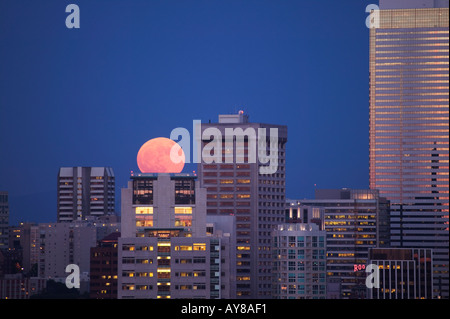 Pleine lune s'élève au-dessus de Seattle skyline près de solstice d'été Banque D'Images