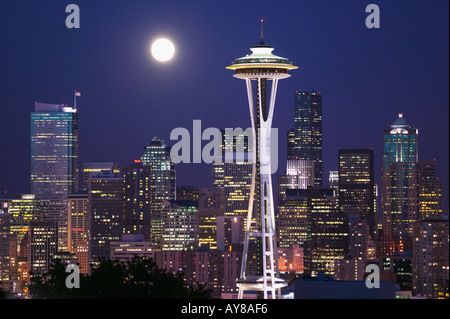 Pleine lune s'élève au-dessus de Seattle skyline près de solstice d'été Banque D'Images