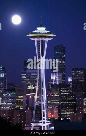 Pleine lune s'élève au-dessus de Seattle skyline près de solstice d'été Banque D'Images