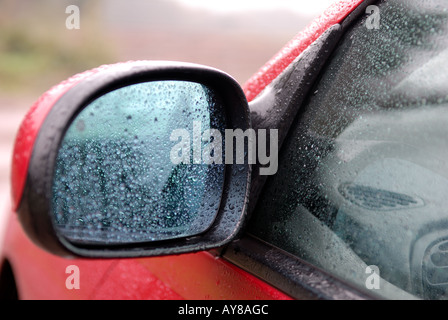 Pluie sur miroir de voiture. Banque D'Images