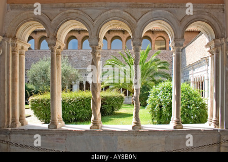 Cloître, datant de 13e siècle, à la basilique de St Jean de Latran à Rome, entouré de colonnes de style roman et gothique Banque D'Images