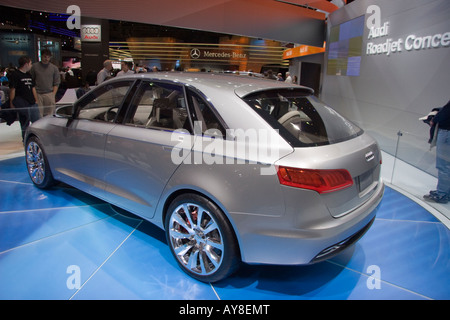 Vue latérale de la voiture Audi au salon de Detroit en 2006 - grand angle Banque D'Images