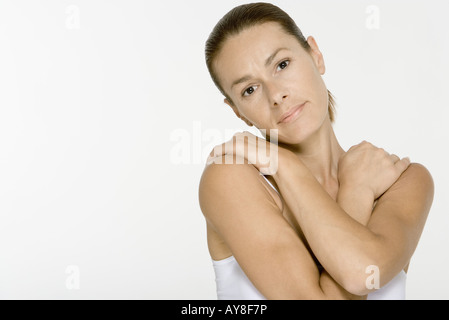 Woman folding les bras sur la poitrine, looking at camera Banque D'Images