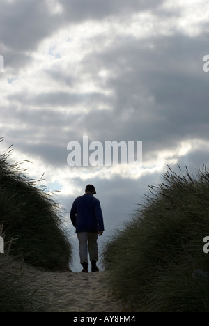 Dunes de sable contre nuages sombres et moody sky UK Norfolk Banque D'Images