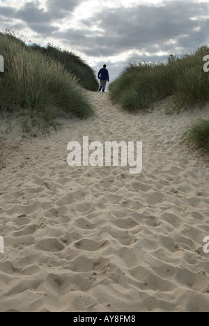 Walker de sable avec des dunes contre moody sky UK Norfolk Banque D'Images