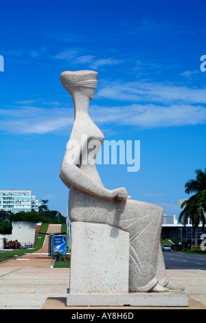 La justice statue déesse Thémis, trois pouvoirs Square, par Alfredo Ceschiatti, Brasilia, Brésil Banque D'Images