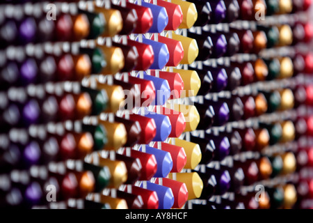 Éventail coloré de petites capsules de café en plastique Banque D'Images