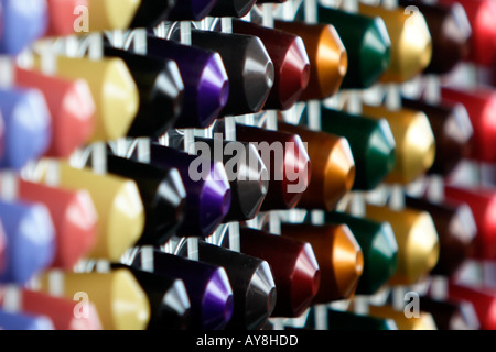 Éventail coloré de petites capsules de café en plastique Banque D'Images