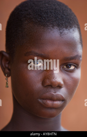 Portrait de jeune fille africaine de 14 ans bénéficiant de l'aide humanitaire Projet de promotion de l'éducation des filles. Banque D'Images