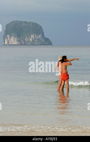 Couple maillot dans l'eau calcaire karstique admirer les paysages de l'île Ko Bulon Leh island Thaïlande Banque D'Images
