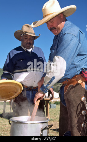Monsieur 424 423 cuisiniers Cowboy Ray Granges et Boudreaux Fulkerson, au Lincoln County Cowboy Symposium, dans la région de Ruidoso Downs, Nouveau Mexique. Banque D'Images
