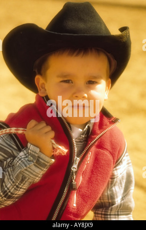 Les jeunes buckaroo cowboy est prêt pour l'action à entreprendre, à la Lincoln County Cowboy Symposium à Ruidoso Downs, Nouveau Mexique. Banque D'Images