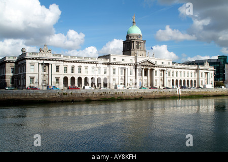 Le Custom House qui date de 1791 et la rivière Liffey Dublin Ireland Banque D'Images