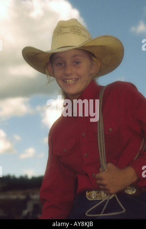 A cute cowgirl est prêt à rouler et à la corde, à la Lincoln County Cowboy Symposium, dans la région de Ruidoso Downs, Nouveau Mexique. Banque D'Images