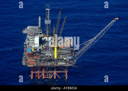 Vue aérienne de la plate-forme pétrolière écossaise de la mer du Nord des années 1980 depuis un hélicoptère de ravitaillement. Écosse. Brûlez. 1981 HOMER SYKES Banque D'Images