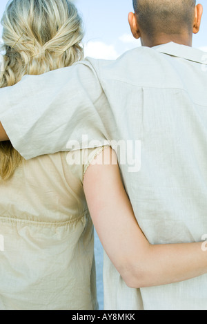 Couple debout, les bras autour de l'autre, cropped vue arrière Banque D'Images