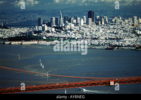 San Francisco, Californie, paysage urbain avec le Golden Gate Bridge en premier plan Banque D'Images