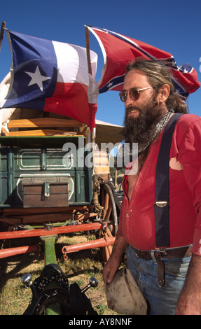 Drapeaux du Texas et la Confédération de survoler ce wrangler chuck-wagon, à la Cowboy Symposium à Ruidoso Downs, Nouveau Mexique. Banque D'Images