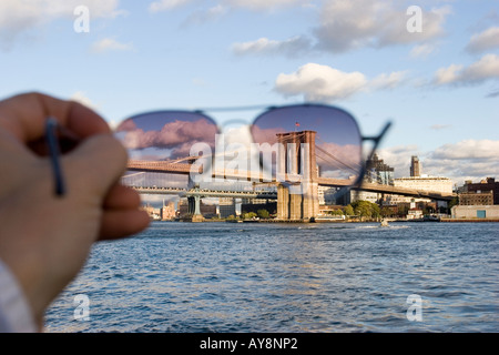 Une vue sur le pont de Brooklyn New York à travers des lunettes Banque D'Images