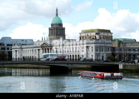 Le Custom House qui date de 1791 et la rivière Liffey Dublin Irlande dans l'avant-plan est le Talbot Memorial Bridge Banque D'Images