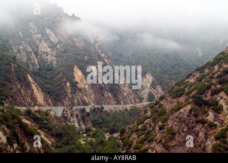 Malibu Creek State Park s'étend vers le bas par la grande gorge de Malibu Canyon à l'océan Pacifique en Californie Banque D'Images