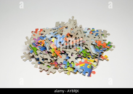 Jigsaw Puzzle pieces dans une pile, close-up