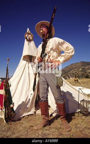 MR 571 Mountain man Paul Wenzel monte la garde sur le camp, à la Journée 'Miner' dans la ville fantôme de chênes blancs, Nouveau Mexique. Banque D'Images