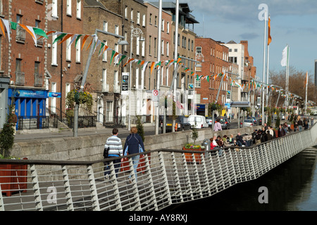 La promenade piétonne le long de la rivière Liffey Dublin Ireland Banque D'Images