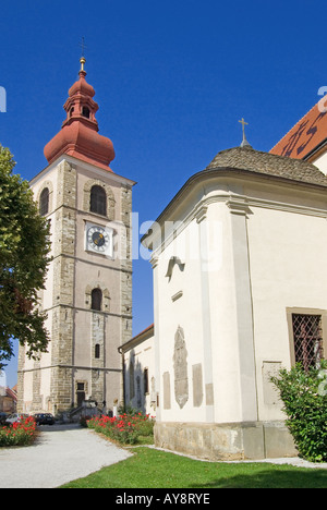 Ptuj, Stajerska, la Slovénie. 16thC tour de la ville (Mestni stolp) et l'église de St George Banque D'Images