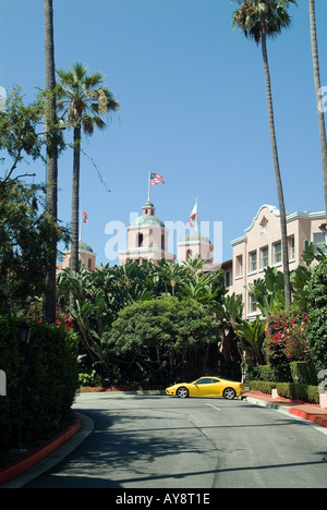 Hôtel de luxe de Beverly Hills en Californie du Sud célèbre Hôtel Landmark Los Angeles Palm Arbre ciel, signe, allée, voiture exotique, Banque D'Images