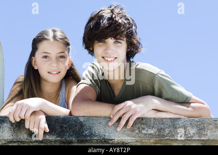 Deux jeunes amis côte à côte, smiling at camera, portrait Banque D'Images