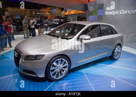 Vue avant du côté de la voiture Audi au salon de Detroit en 2006 - grand angle Banque D'Images