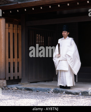 Prêtre Shinto wearing kimono blanc formelle à Atsuta Jingu, Nagoya Banque D'Images