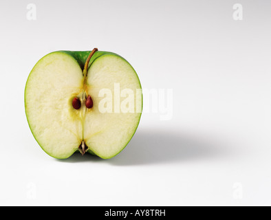 Pomme verte, section transversale, close-up Banque D'Images