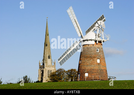 Thaxted moulin avec la flèche de Saint Jean Baptiste avec Notre-dame et Saint-laurent église située à l'arrière-plan. Essex, Banque D'Images