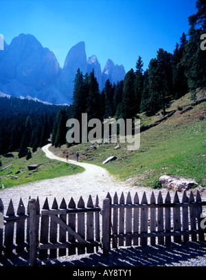 Route de montagne sinueuse dans le Val di Funes, Trentino Alto Adige, district dans les Dolomites en Italie du Nord. Banque D'Images
